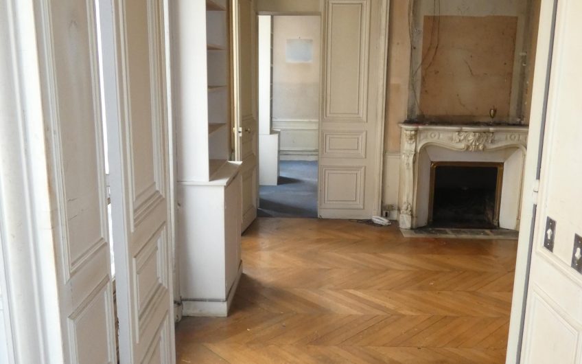 Appartement à rénover avec tout le cachet de l’ancien – Paris 15ème