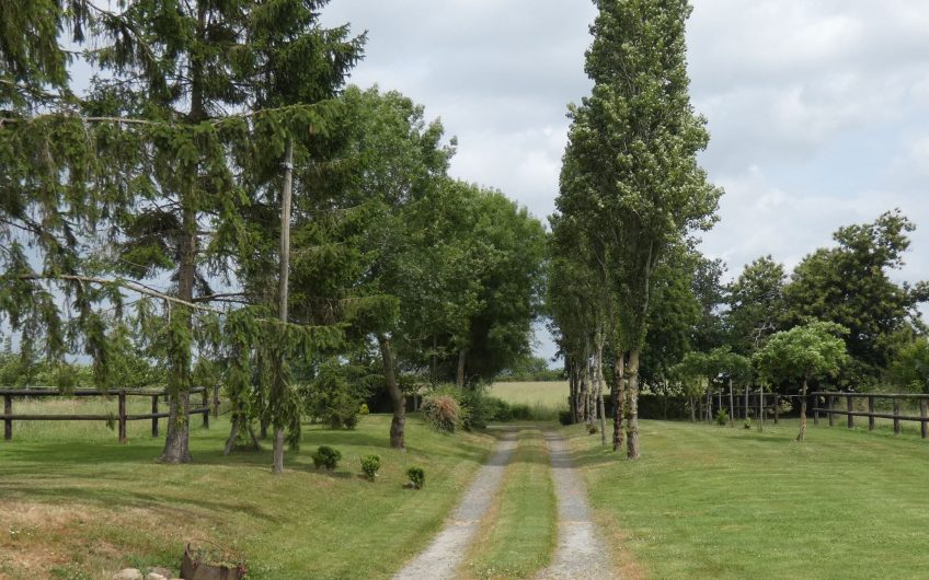 Et si vous aviez envie de changer d’air ? Superbe propriété sur plus de 4 hectares avec piscine et forêt