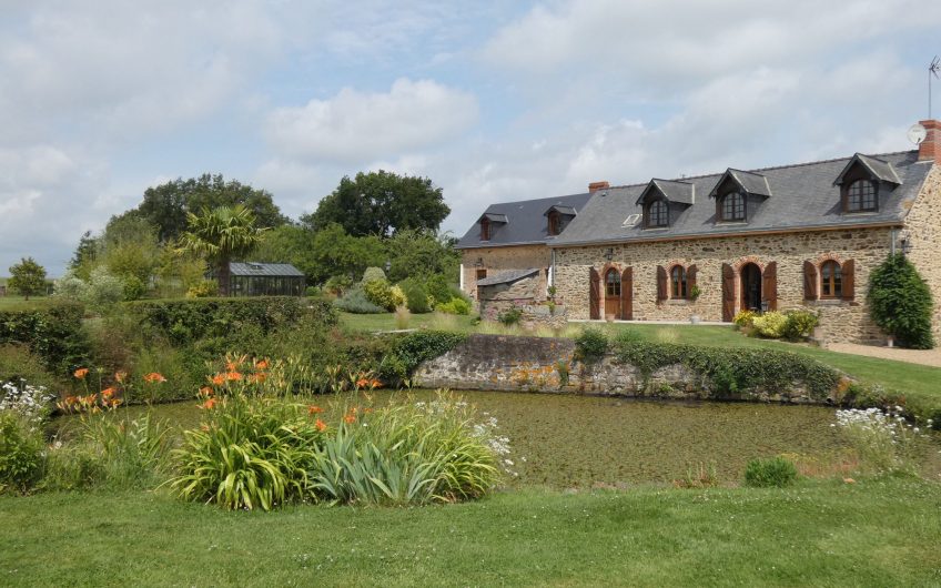 Et si vous aviez envie de changer d’air ? Superbe propriété sur plus de 4 hectares avec piscine et forêt