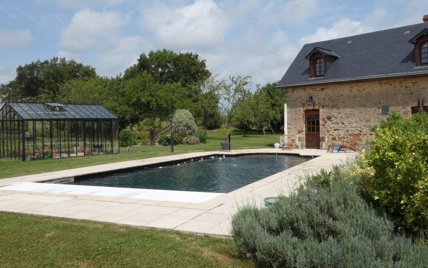 Et si vous aviez envie de changer d’air ? Superbe propriété sur plus de 4 hectares avec piscine et forêt